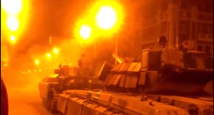Жители Донецка засняли танки в центре города