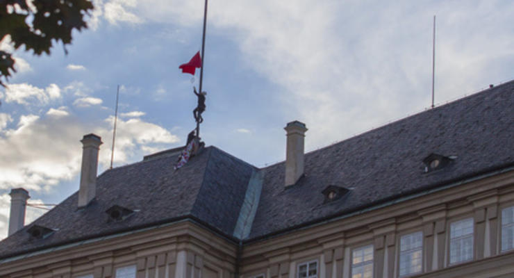 Активисты повесили на флагштоке резиденции чешского президента Земана красные трусы
