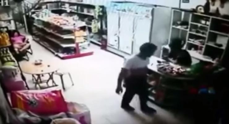 В Тайланде сын застрелился на глазах у родителей (видео 18+)