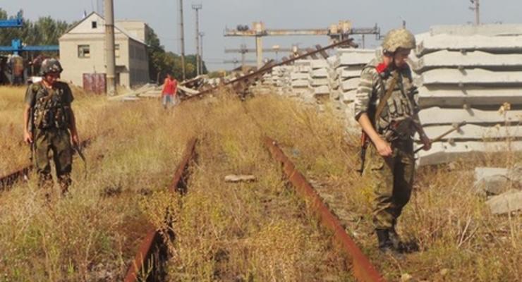 Украинские военные проводят разминирование железнодорожных путей в районе Горловки