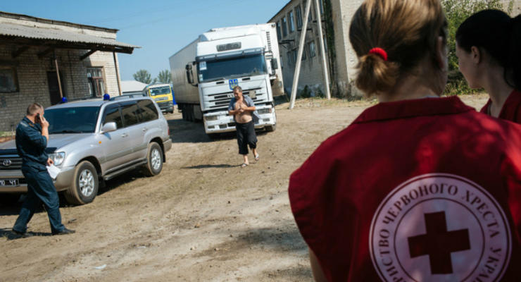 Боевики не пустили в Донецк 8 фур гумпомощи от Красного креста