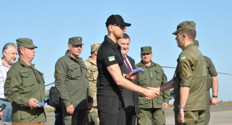 Яценюк посетил зону АТО и наградил военнослужащих Нацгвардии
