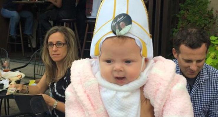 Сеть взорвало видео реакции Папы Римского на ребенка в мини-копии шляпы понтифика