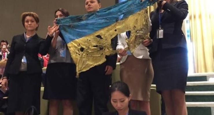 Во время выступления Путина в ООН в зале развернули флаг из-под Иловайска