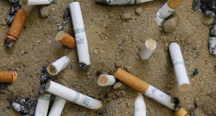 Reuters: Парижские курильщики будут платить штраф ?68 за брошенный окурок