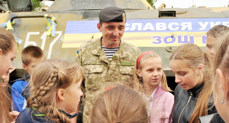 Николаевские школьники передали морпехам отремонтированный БТР