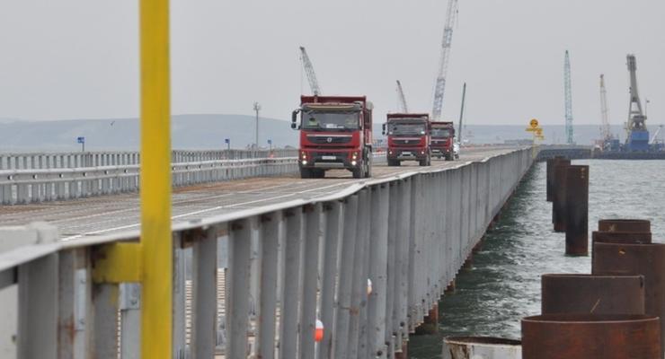 По временному мосту через Керченский пролив прошла колонна грузовиков