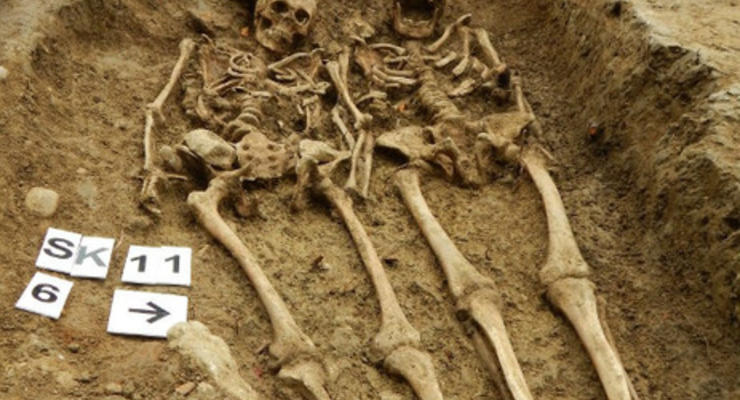 В Великобритании археологи обнаружили могилу пары, державшейся за руки около 700 лет