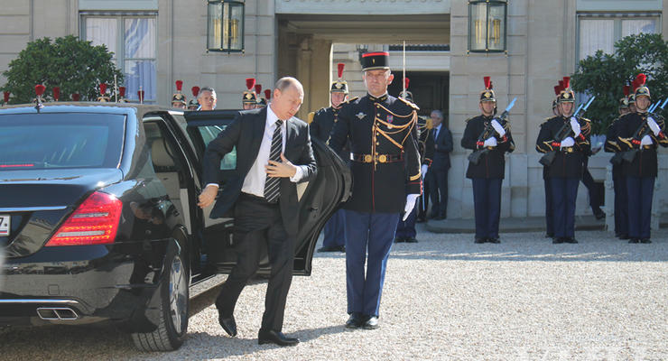 Путин прилетел в Париж на встречу лидеров нормандской четверки