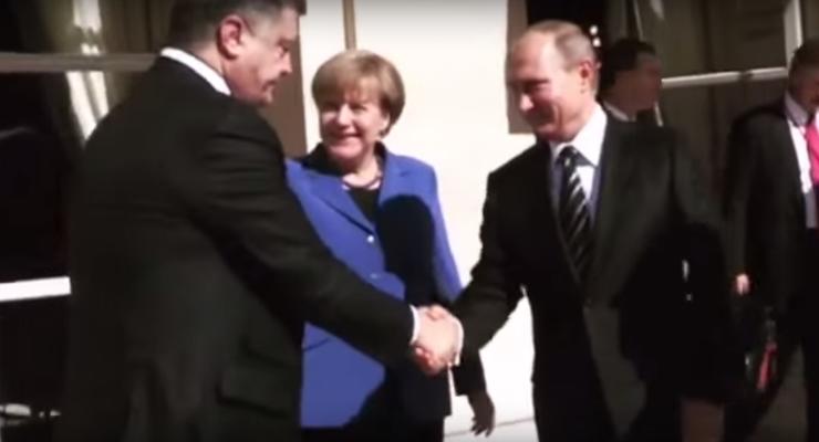 Порошенко пришлось пожать руку Путину в Париже