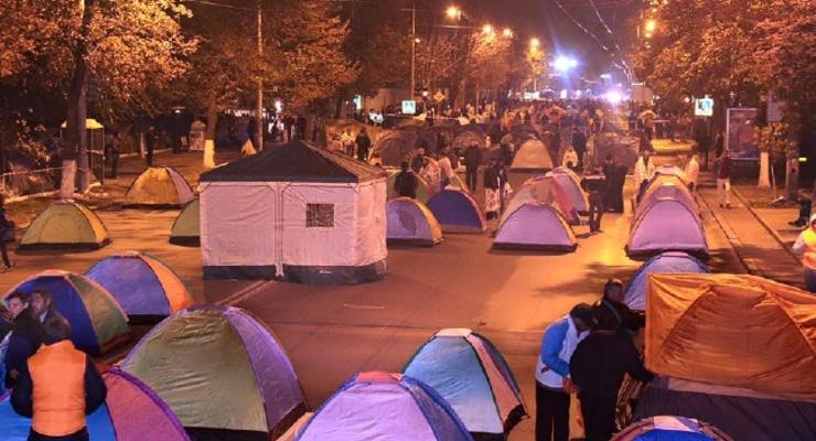 В Кишиневе противники президента перекрыли главный бульвар