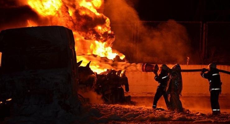 В Николаеве на автозаправке загорелись два бензовоза
