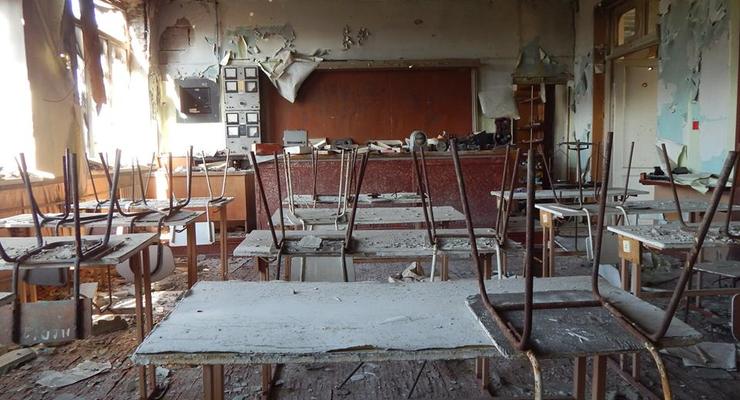 Пустые классы и выбитые окна: украинский военный показал школу в Песках