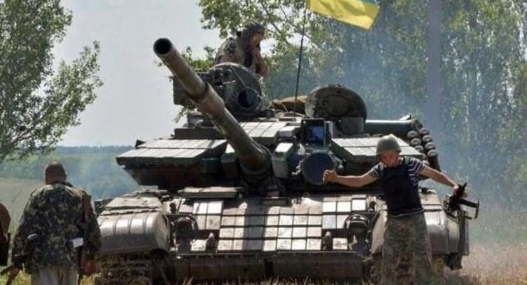 Украинские военные официально начинают отвод танков от линии разграничения на Донбассе