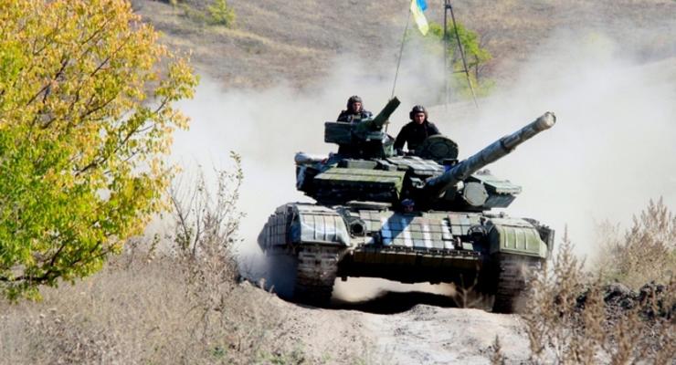 Украина начала отвод танков на 15 км от линии фронта