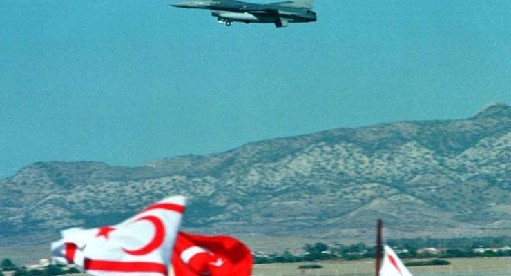 Неопознанный МиГ-29 взял на прицел 8 турецких истребителей - СМИ