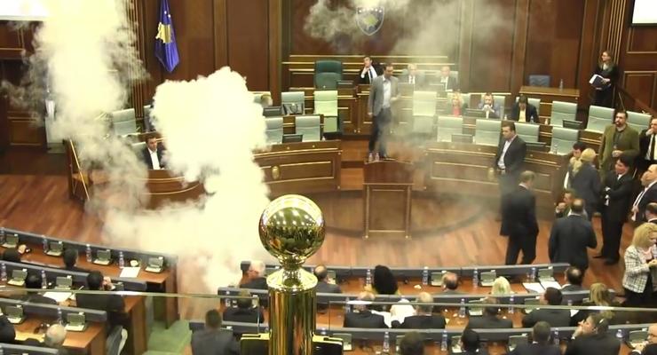 В парламенте Косово оппозиционер взорвал неизвестное устройство