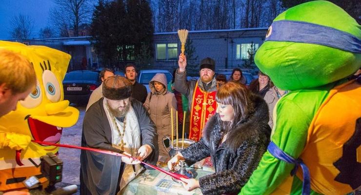 Церемонию открытия кафе в России провели священник, Губка Боб и черепашка-ниндзя