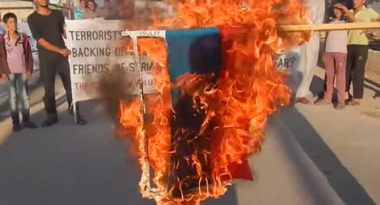Сирийцы сожгли флаг России в провинции Идлиб