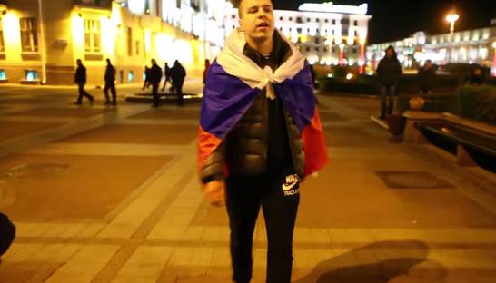 Белорусы прогнали парня с флагом РФ криками "Слава Украине!"