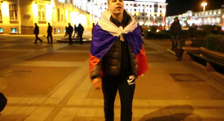 Белорусы прогнали парня с флагом РФ криками "Слава Украине!"