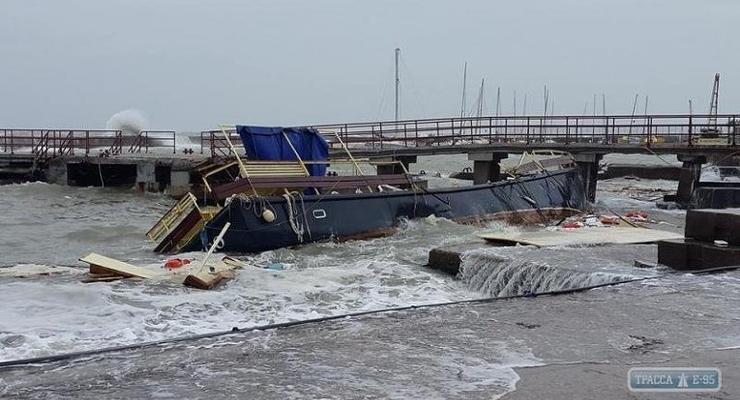Шторм в Одессе разбил яхту и уничтожил набережную дельфинария