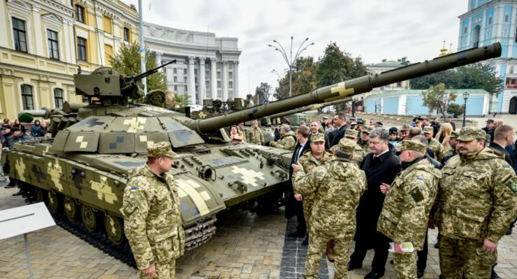 В центр Киева свезли новую боевую технику