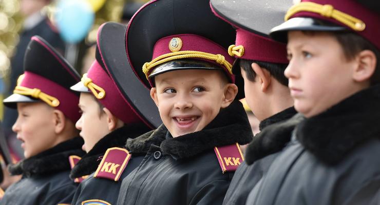 Будущие защитники Украины: Кадеты растрогали Порошенко своей кричалкой