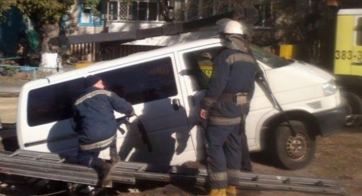 В Киеве микроавтобус провалился под асфальт