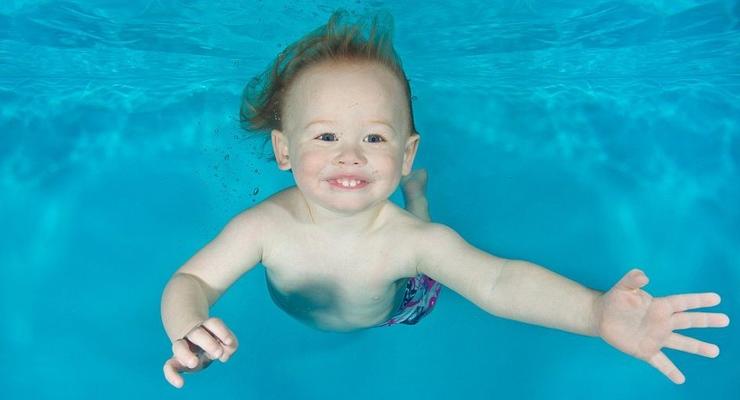 Британский фотограф представил трогательную серию снимков детей под водой