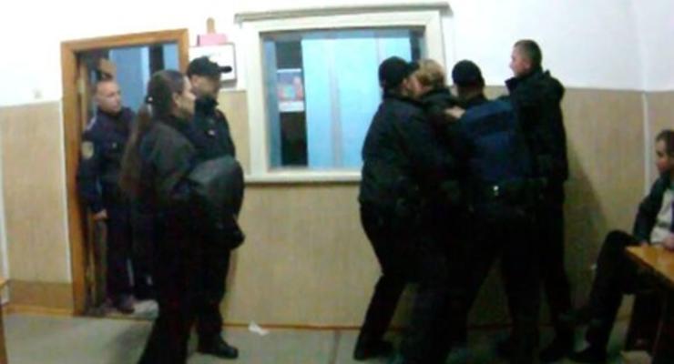 Во Львове преподавательница физкультуры напала на полицейских