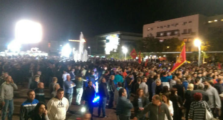 В Черногории протестующих полиция разогнала слезоточивым газом