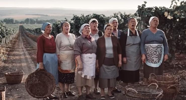 Молдавские фермеры спели Show Must Go On против уничтожения фруктов в России