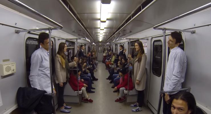 Зеркальный розыгрыш близнецов в киевском метро покорил пользователей Сети