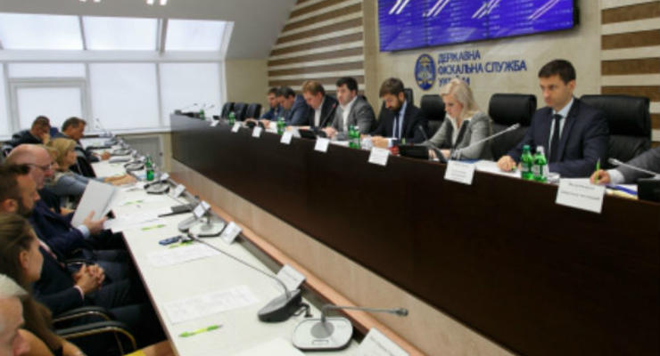 Яценюк: 42% руководства ГФС подлежит немедленному увольнению