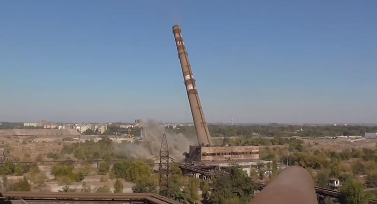 Появилось видео демонтажа трубы Запорожстали с помощью взрыва