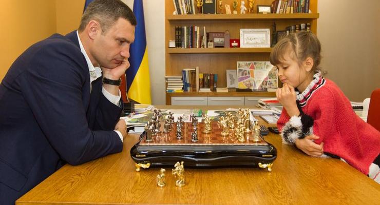 Виталий Кличко сыграл в шахматы с 8-летней чемпионкой Европы