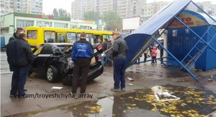 В Киеве на Троещине водитель снес остановку