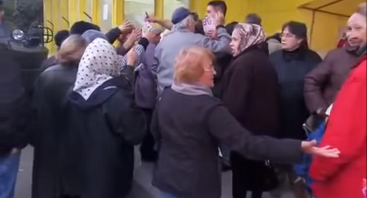 В Киеве подрались пенсионерки из-за бесплатных очков