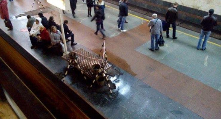 Дожди в Киеве заливают станцию метро "Позняки"