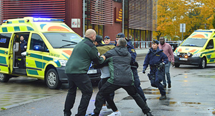 Парень, напавший с мечом на людей в школе в Швеции, действовал из расистских побуждений