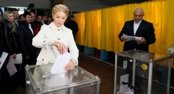 Как голосуют политики: Порошенко и Кличко с женами, а Тимошенко - в белом