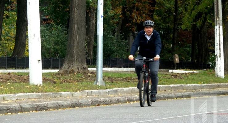 На свои первые в Украине выборы Саакашвили приехал на велосипеде