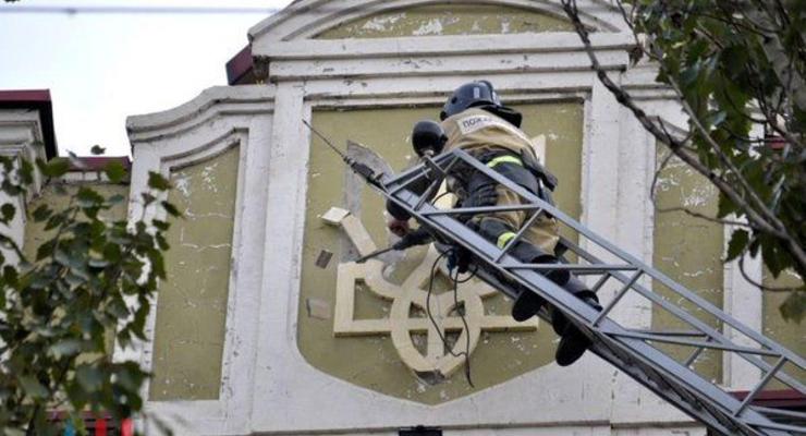 В Донецке демонтировали последний герб Украины