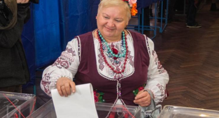 Как голосовали украинцы: кабинки из штор, низкая явка и пирожки на участках