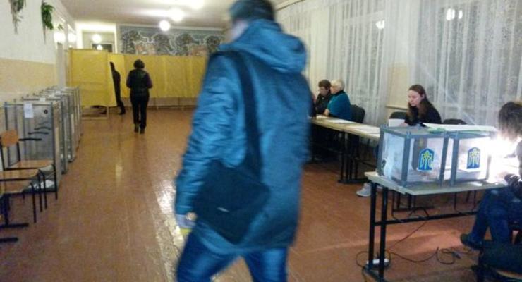 Выборы в Мариуполе: люди приходили на пустые участки