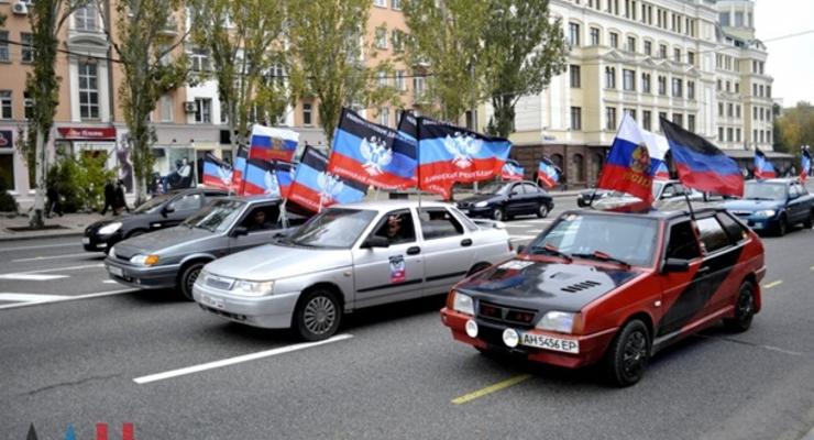 Боевики в Донецке отметили украинские выборы шествиями с флагом