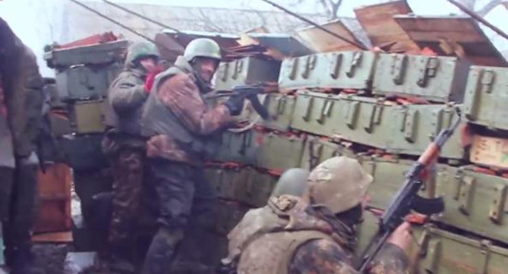 Редкие кадры: как бойцы ВСУ воевали и выходили из-под Дебальцево