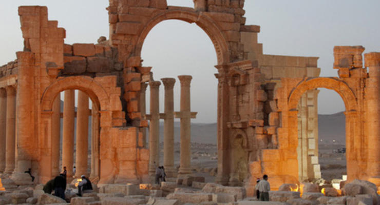 Боевики ИГИЛ во время казни уничтожили древние колонны в Пальмире