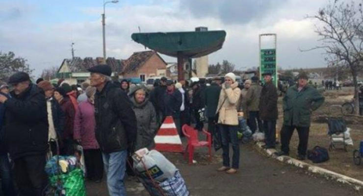 В Станице Луганской через пункт пропуска прошли 330 человек - СМИ